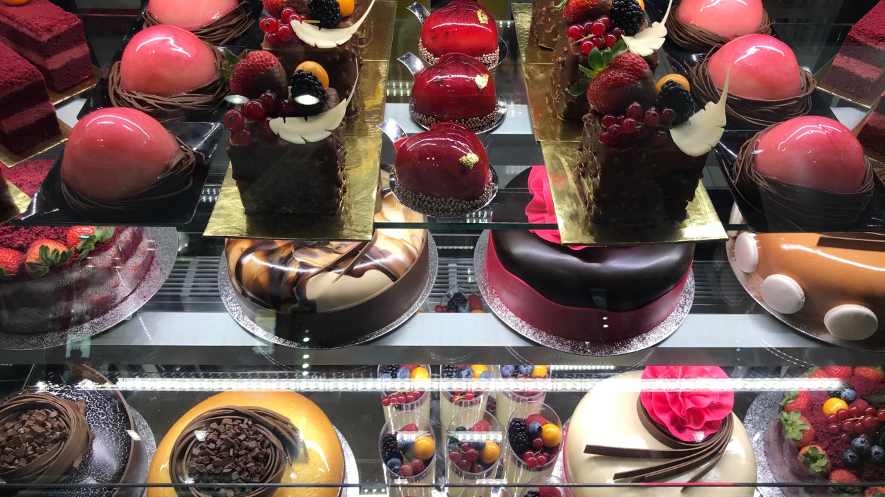 Kleurrijk gedecoreerde patisserie — de originele afbeelding bij Eriks artikel over Gulfood Manufacturing